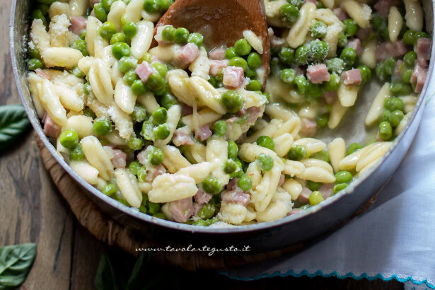 pasta piselli, prosciutto e provola