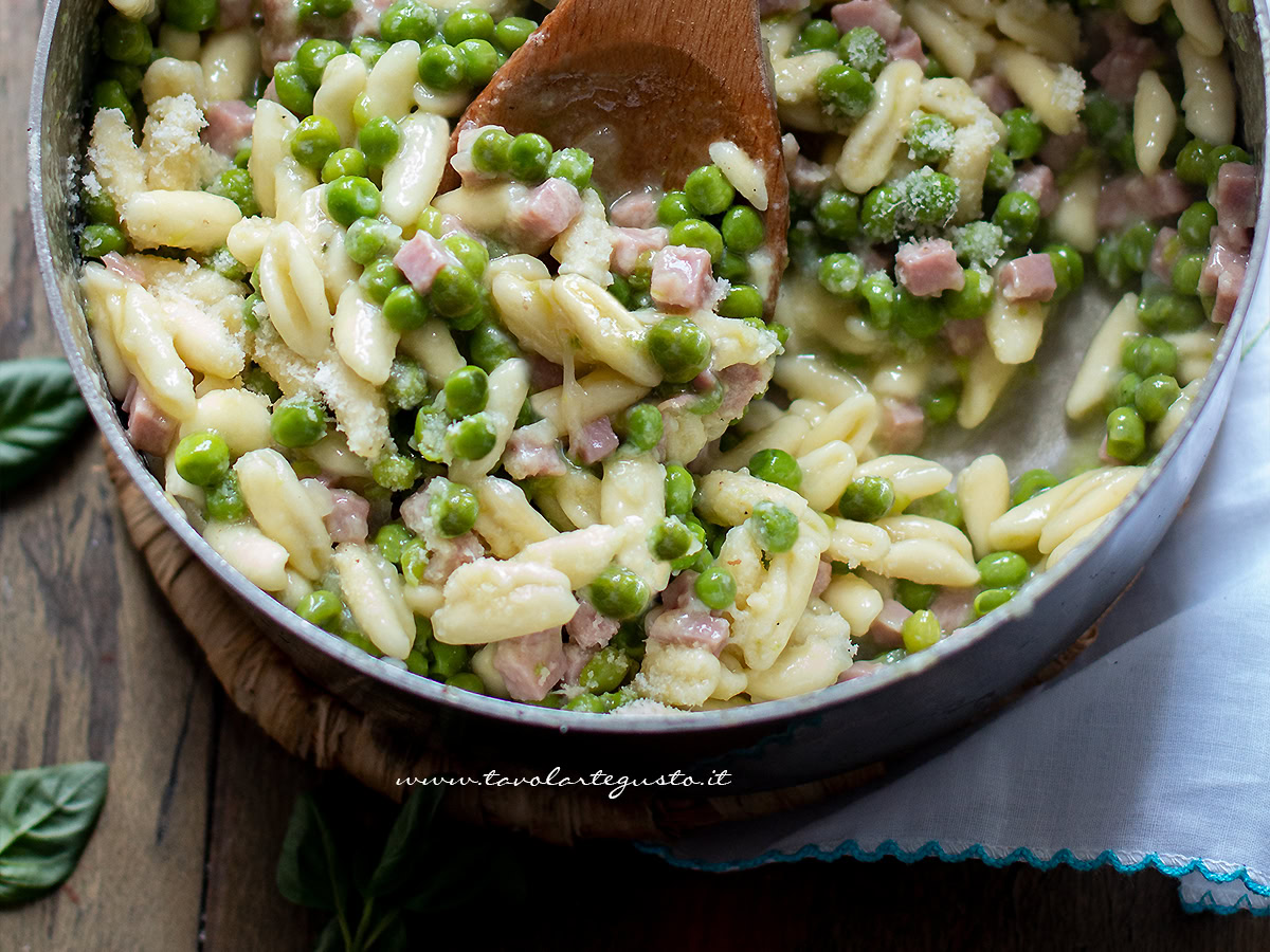 pasta piselli, prosciutto e provola