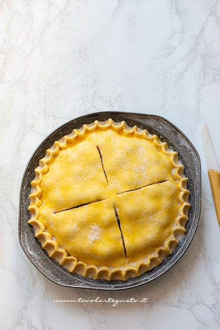 pennellare con tuorlo e aggiungere lo zucchero - Ricetta Cherry pie