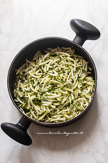 preparare il condimento di pasta con le zucchine - Ricetta pasta con zucchine - Ricetta di Tavolartegusto