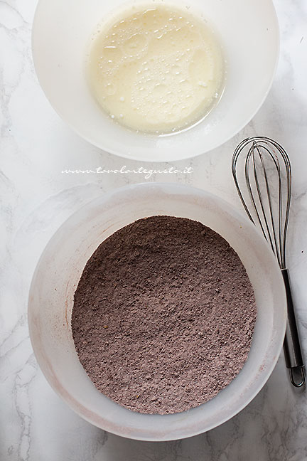 preparazione torta al cioccolato senza uova