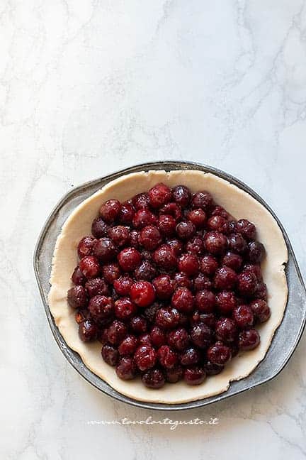 riempire con le ciliegie - Ricetta Cherry pie