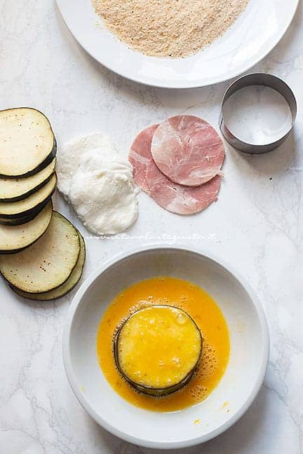 ripassare il sandwich di melanzane nell'uovo - Ricetta Cordon Bleu di melanzane