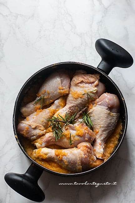 rosolare il pollo in. padella con le verdure - Ricetta Pollo alla cacciatora