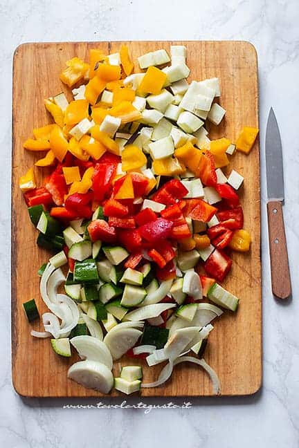 tagliare le verdure a pezzettini - Ricetta Verdure in agrodolce