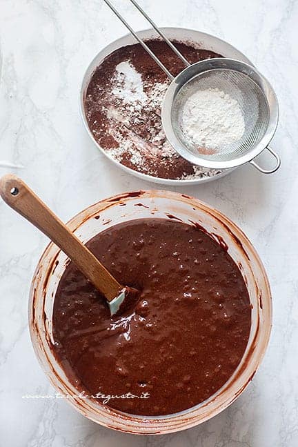 unire il cioccolato fondente alle uova - Ricetta Brownies