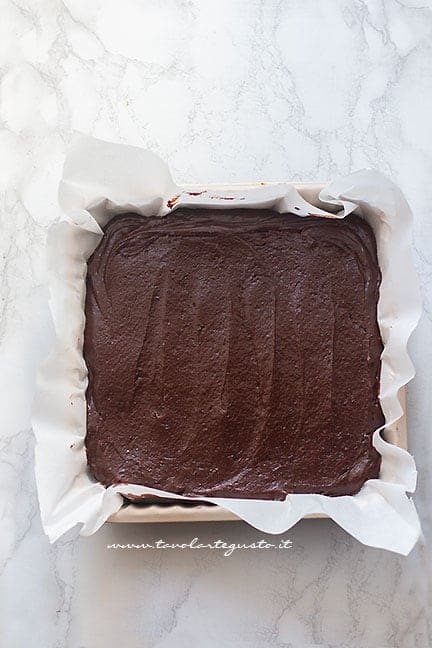 versare in teglia l'impasto Brownies -Ricetta Brownies