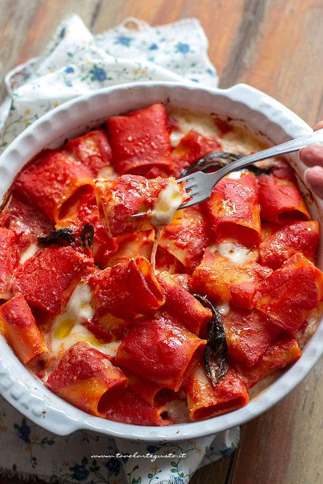Pasta alla sorrentina (sugo e mozzarella filante), la ...