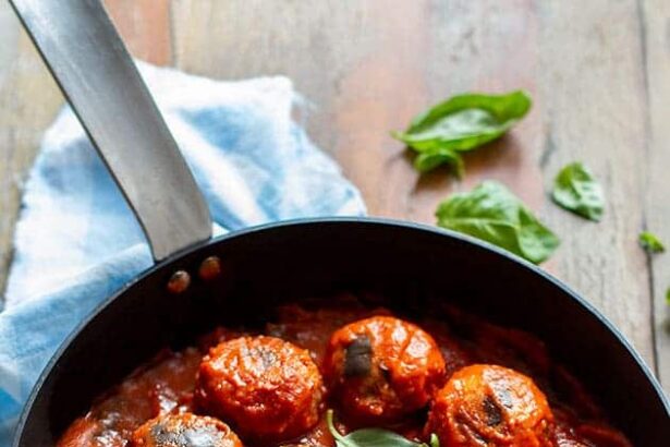 Polpette di melanzane al sugo - Ricetta Polpette di melanzane al sugo