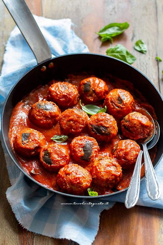 Polpette di melanzane al sugo - Ricetta Polpette di melanzane al sugo