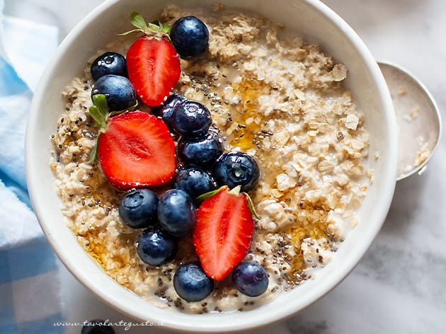 Porridge con crusca d'avena e mele 