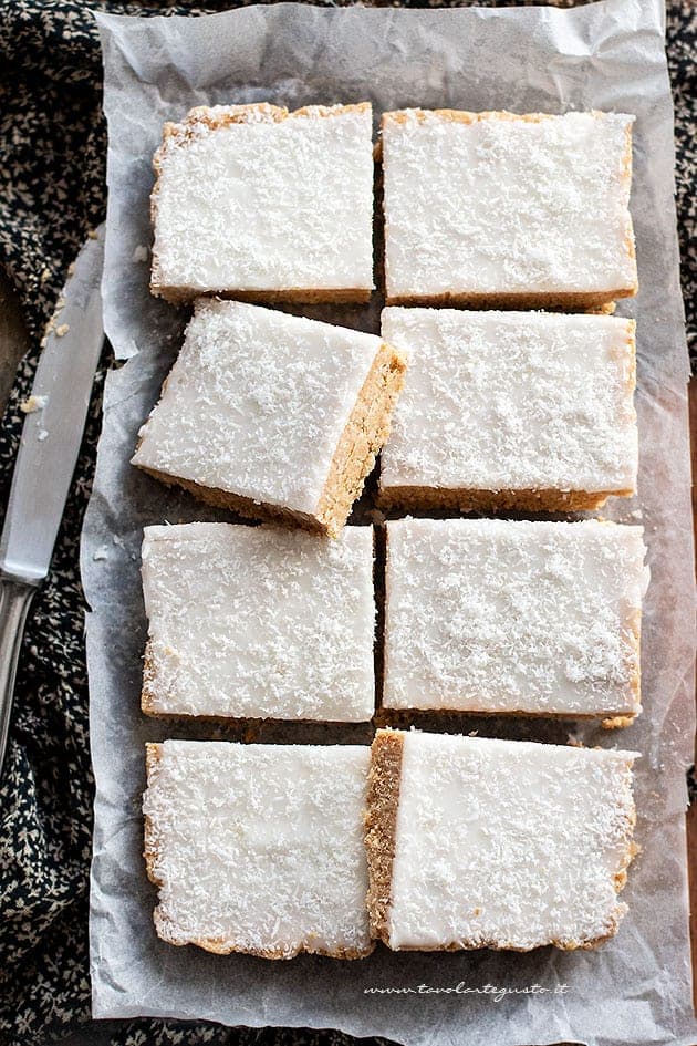 Quadrotti al limone e cocco freddi e senza cottura - Ricetta Quadrotti al limone