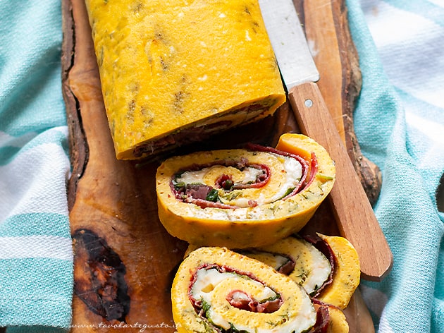 Rotolo di frittata al forno farcito - Ricetta Rotolo di frittata-