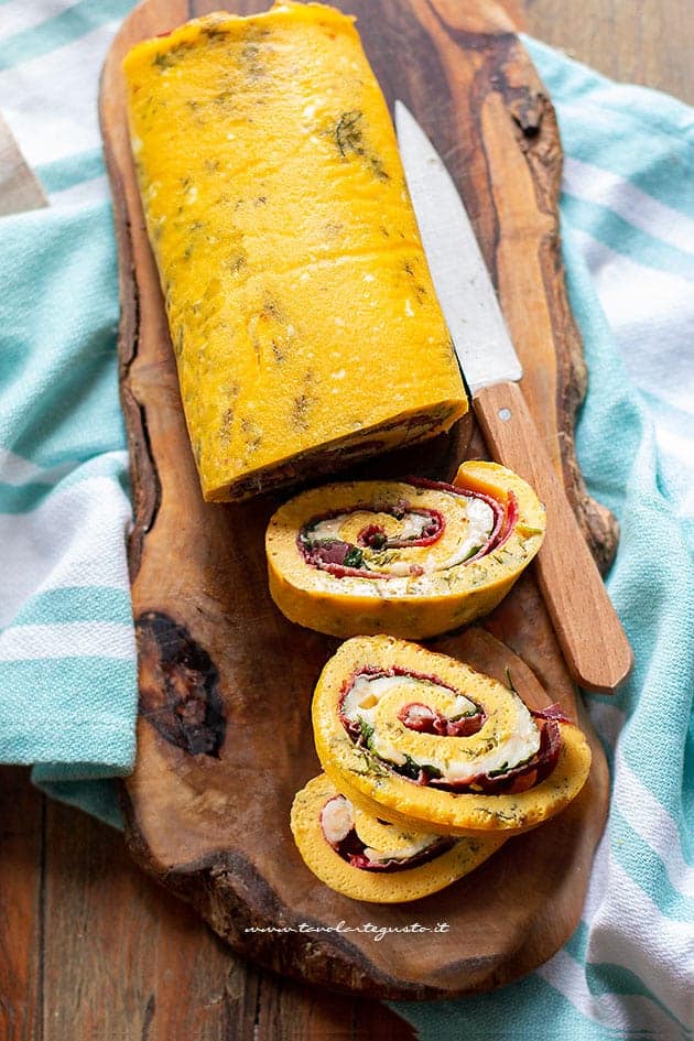 Rotolo di frittata al forno farcito - Ricetta Rotolo di frittata