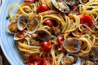 Spaghetti alle vongole e pomodorini - Ricetta Spaghetti con vongole e pomodorini- - Ricetta di Tavolartegusto