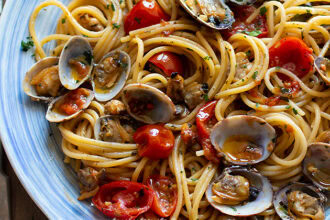 Spaghetti alle vongole e pomodorini - Ricetta Spaghetti con vongole e pomodorini-