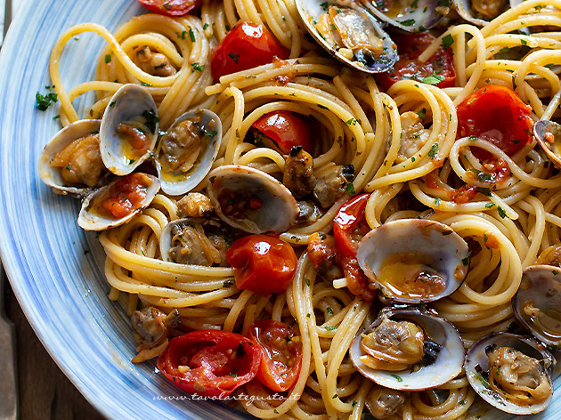 Spaghetti alle vongole e pomodorini - Ricetta Spaghetti con vongole e pomodorini-