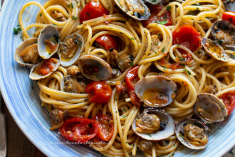 Spaghetti alle vongole e pomodorini - Ricetta Spaghetti con vongole e pomodorini.