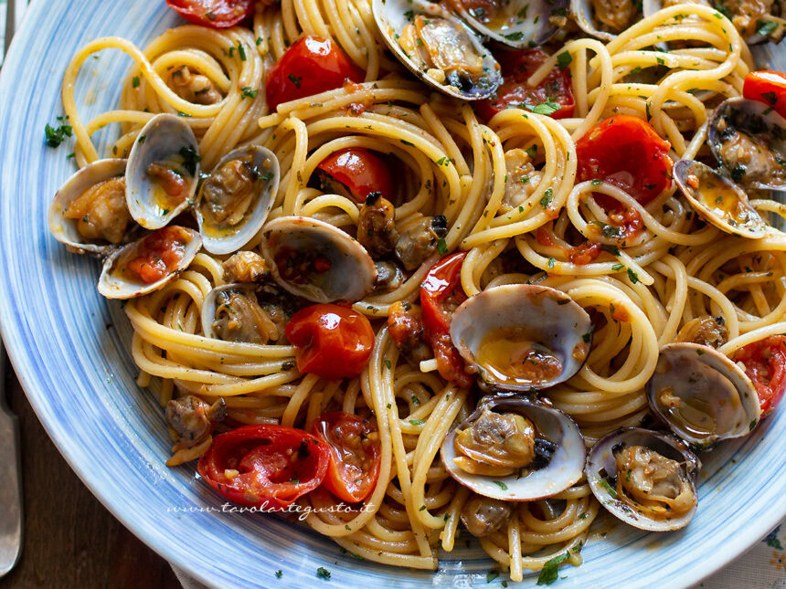 Spaghetti alle vongole e pomodorini - Ricetta Spaghetti con vongole e pomodorini.