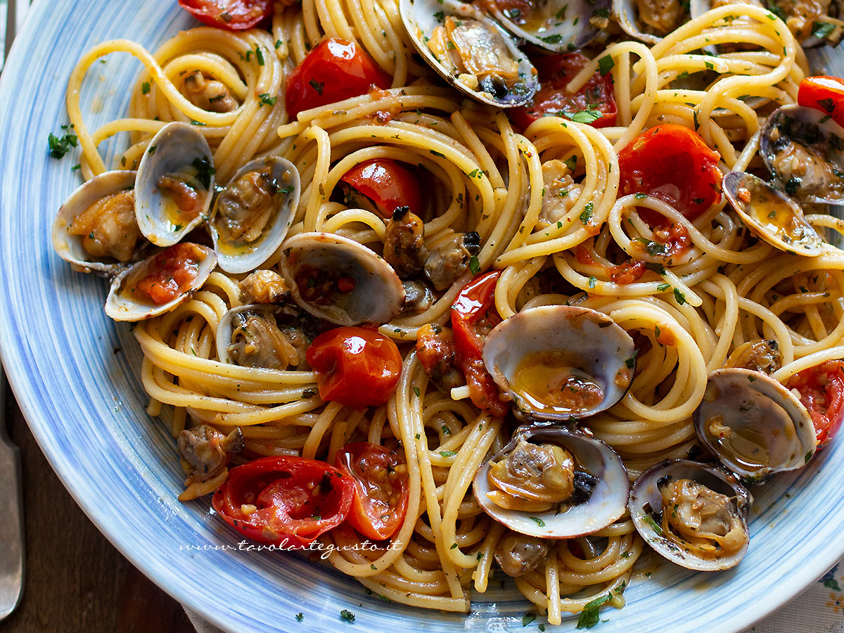 Spaghetti alle vongole e pomodorini - Ricetta Spaghetti con vongole e pomodorini.
