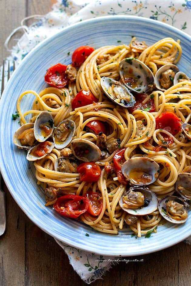Spaghetti alle vongole e pomodorini - Ricetta Spaghetti con vongole e pomodorini