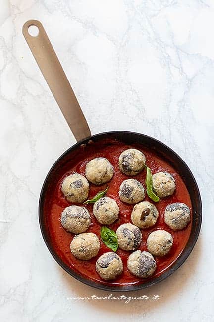 aggiungere le polpette al sugo di pomodoro - Ricetta Polpette di melanzane al sugo