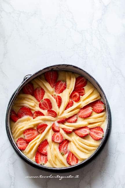 alternare le fragole e le mele sulla torta - Ricetta Torta di mele e fragole