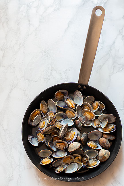 aprire le vongole su fuoco - Ricetta Spaghetti vongole e pomodorini