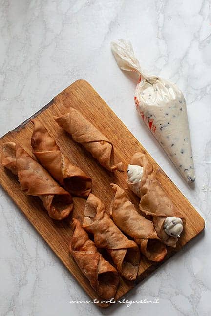 cannoli ripieni di crema di ricotta -Ricetta Cannoli siciliani - Ricetta di Tavolartegusto