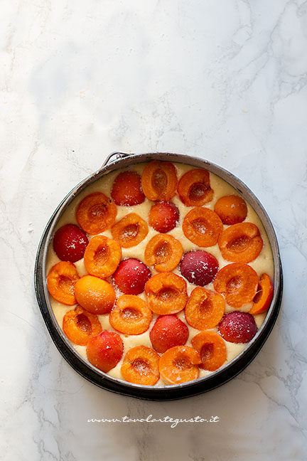 infornare la torta con albicocche - Ricetta Torta di albicocche