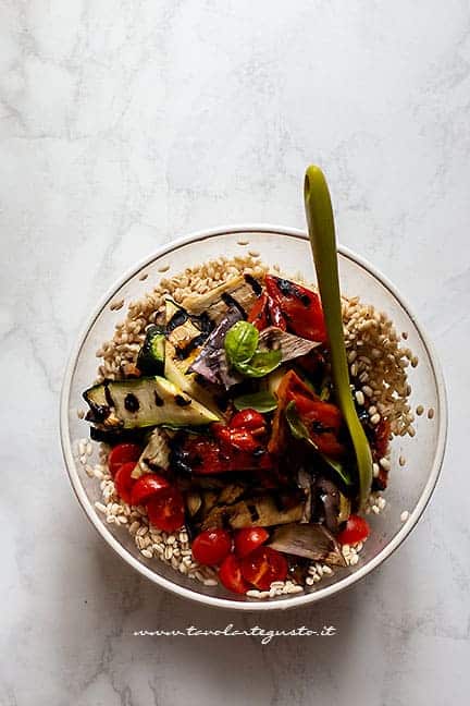 mescolare l'orzo con verdure - Ricetta Insalata di orzo