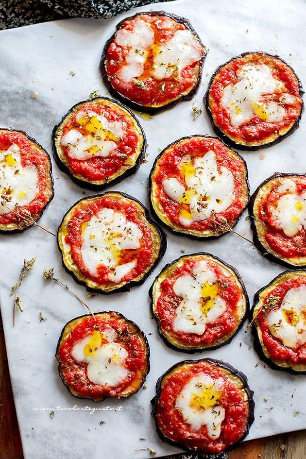 pizzette di melanzane - Ricetta Pizzette di melanzane al forno