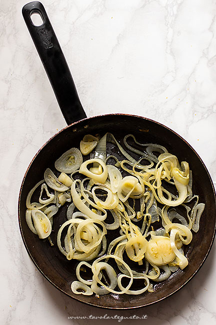 soffriggere la cipolla - Ricetta peperonata