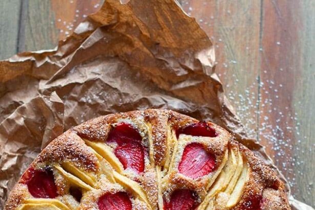 torta di mele e fragole - Ricetta torta mele e fragole - Ricetta di Tavolartegusto