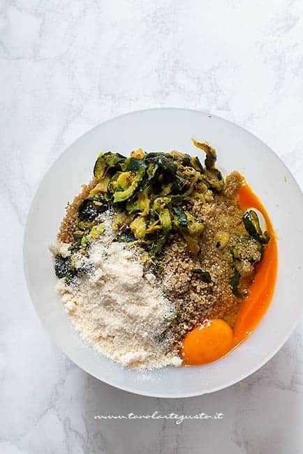 unire quinoa, zucchine, formaggio - Ricetta Polpette di quinoa