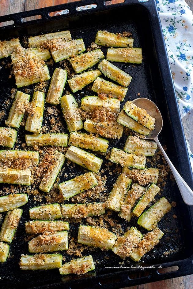 zucchine al forno (gratinate e croccanti) - Ricetta zucchine al forno