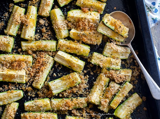 zucchine al forno (gratinate e croccanti) - Ricetta zucchine al forno