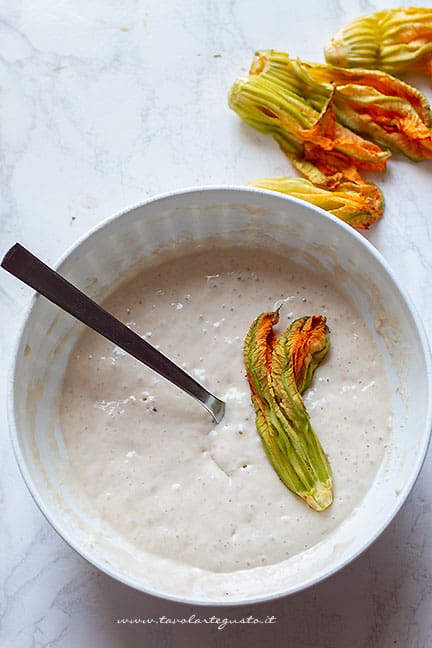 Pastella per fiori di zucca fritti - Ricetta fiori di zucca in pastella