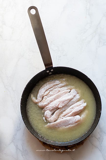 Pollo al limone morbido e cremoso - Ricetta petto di pollo al limone