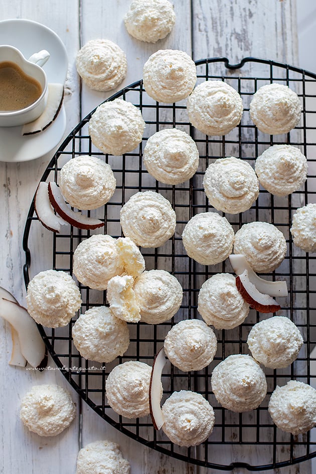 Biscotti Di Natale Al Cocco.Biscotti Al Cocco Dolcetti Veloci Che Si Sciolgono In Bocca Ricetta Facile