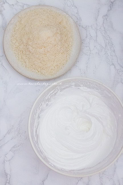 incorporare la farina di cocco - Ricetta Biscotti al cocco