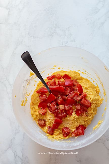 mescolare i pomodori all'impasto - Ricetta Torta salata estiva