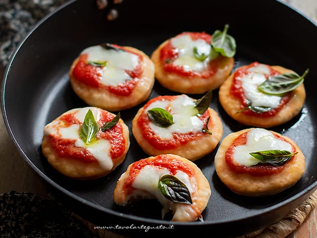 pizzette in padella veloci e senza lievitazione- - Ricetta di Tavolartegusto