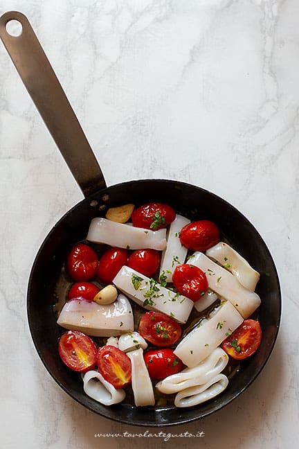 preparare il sugo di calamari e pomodorini - Ricetta Calamarata