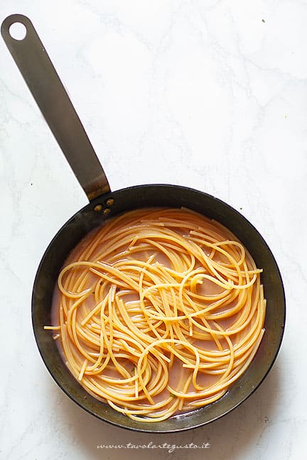 risottare la pasta - Ricetta Spaghetti allo scoglio
