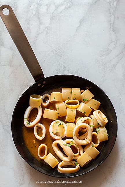 risottare la pasta calamarata