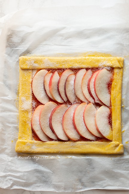 Aggiungere le pesche nella sfoglia - Ricetta di Tavolartegusto