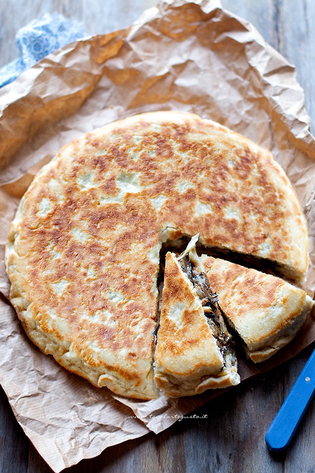 Focaccia con melanzane - Ricetta focaccia farcita con melanzane e mozzarella