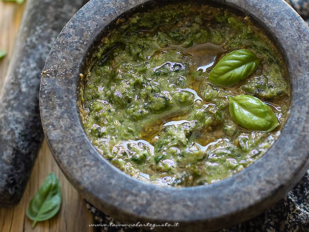 Pesto alla genovese - Ricetta originale pesto fatto in casa alla genovese-