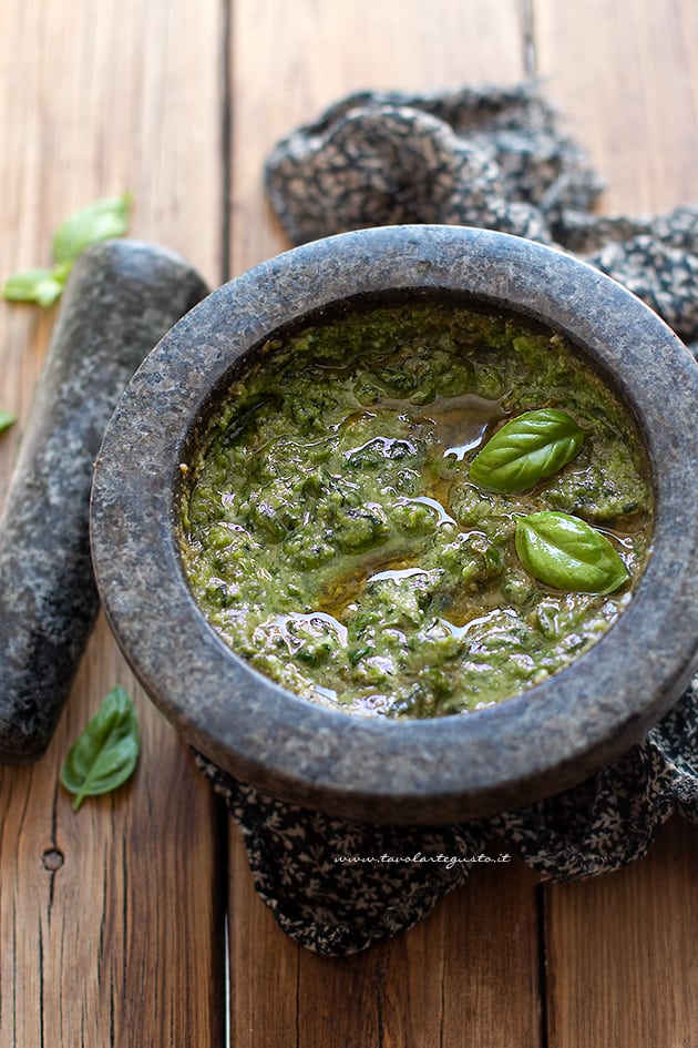 Pesto alla genovese - Ricetta originale pesto fatto in casa alla genovese